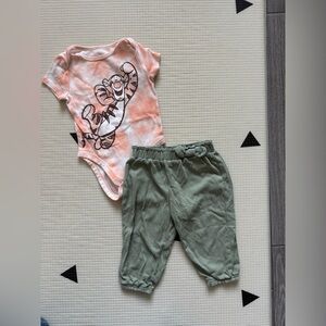 Disney|FREE with any kids purchase,baby girl Tigger Onesie & Green Pants Set•12M